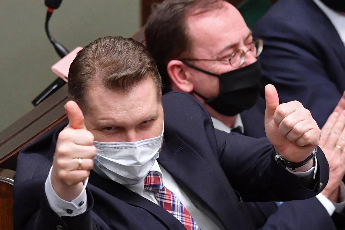 Sejm przyjął nowelizację Prawa oświatowego, przygotowaną przez Ministerstwo Edukacji i Nauki. Projekt jest nazywany potocznie „lex Czarnek”. Rola kuratorów oświaty zostanie wzmocniona, zmienione zostaną zasady funkcjonowania organizacji pozarządowych w szkołach i placówkach oświatowych.