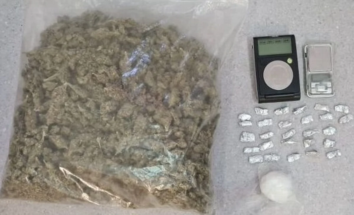 Policjanci z Komendy Powiatowej Policji w Głogowie na Dolnym Śląsku zatrzymali 62-latka podejrzanego o posiadanie narkotyków. Mężczyzna miał w swoim mieszkaniu marihuanę i amfetaminę. Można z nich było uzyskać blisko 11 tys. porcji handlowych narkotyków.