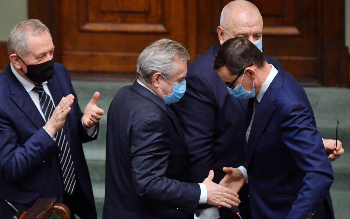 Sejm uchwalił w czwartek nowelę ustawy o VAT, która przewiduje czasowe obniżenie do zera stawek tego podatku na żywność, nawozy i gaz, do 5 proc. na ciepło, oraz do 8 proc. na paliwa. Ustawa jest elementem tzw. tarczy antyinflacyjnej 2.0 i ma wejść w życie 1 lutego. Według premiera Mateusza Morawieckiego dzięki zmianom przeciętna polska rodzina zaoszczędzi 200-300 zł. 