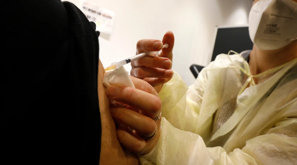 Władze Hiszpanii ogłosiły w czwartek rozpoczęcie szczepień przeciwko koronawirusowi czwartą dawką. Trafi ona do osób o niskiej odporności organizmu.