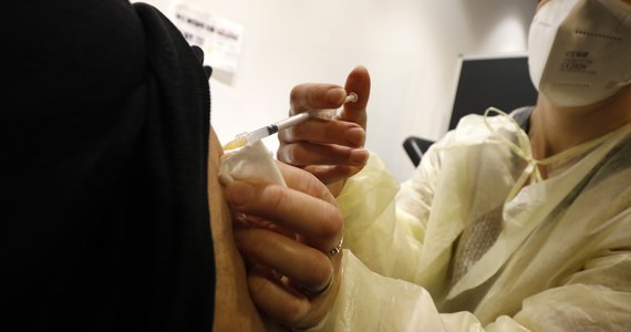 Władze Hiszpanii ogłosiły w czwartek rozpoczęcie szczepień przeciwko koronawirusowi czwartą dawką. Trafi ona do osób o niskiej odporności organizmu.