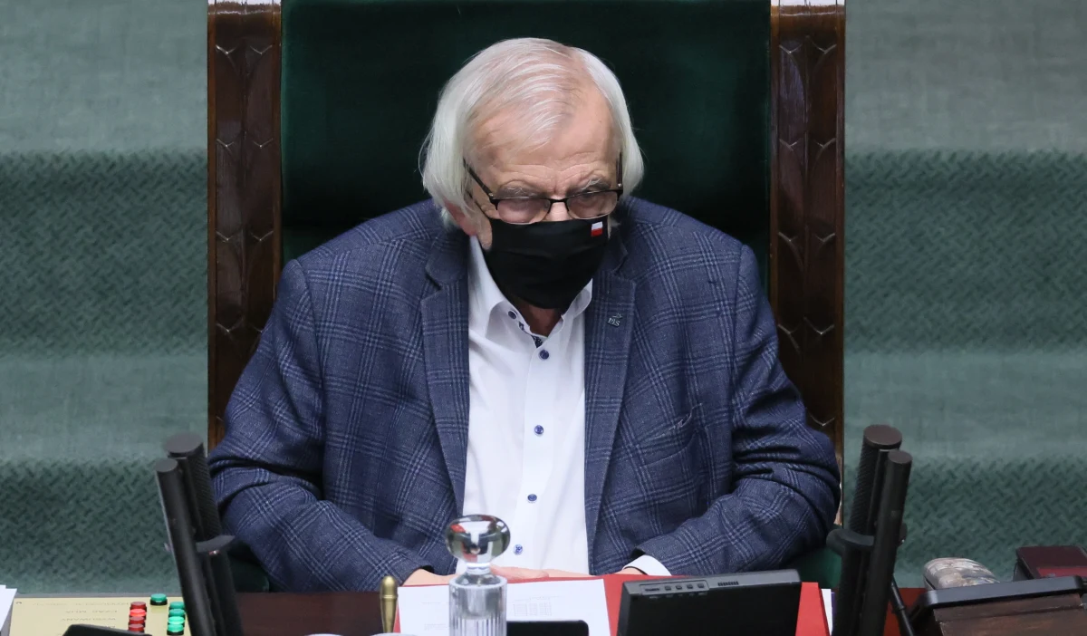 Jest wielu posłów, którzy sprzeciwiają się przymusowi szczepień - przyznał wicemarszałek Sejmu Ryszard Terlecki (PiS) zapytany przez portal polskatimes.pl. o projekt ustawy o weryfikacji covidowej. Według niego to jest powód, dla którego ta sprawa się przeciąga w Sejmie.