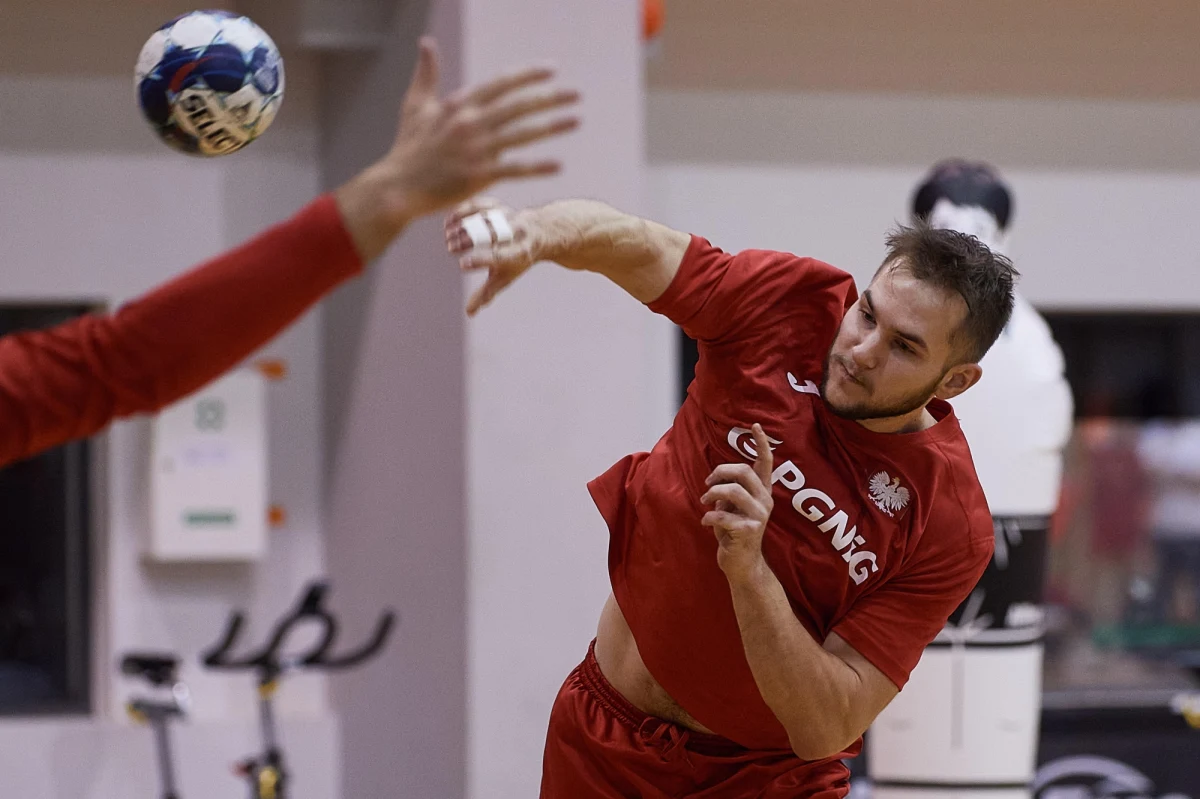 Przygotowujący się do mistrzostw Europy Bartłomiej Bis oraz troje członków sztabu szkoleniowego przebywają w izolacji z powodu pozytywnego testu na Covid-19 - poinformował Związek Piłki Ręcznej w Polsce (ZPRP). Wczoraj ten sam los spotkał pięciu innych zawodników. ZPRP pisze o "zamieszaniu związanym z wynikami testów". 