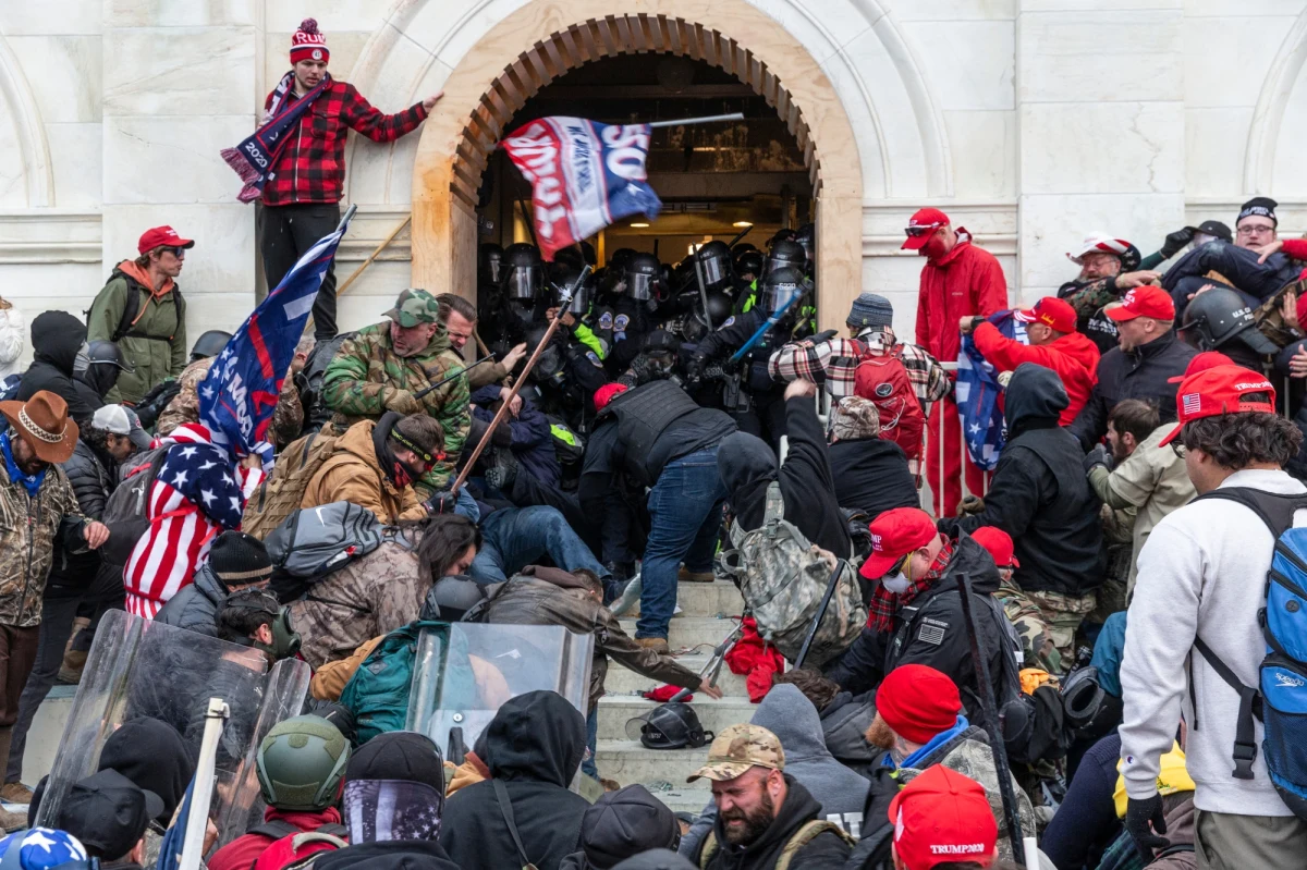 Przywódca skrajnie prawicowej organizacji paramilitarnej Oath Keepers Stewart Rhodes i 10 innych członków grupy zostało zatrzymanych w związku z zarzutami zmowy w celu wzniecenia buntu - przekazał w czwartek resort sprawiedliwości USA. Są to najpoważniejsze dotąd zarzuty w związku z atakiem na Kapitol 6 stycznia 2021 r.