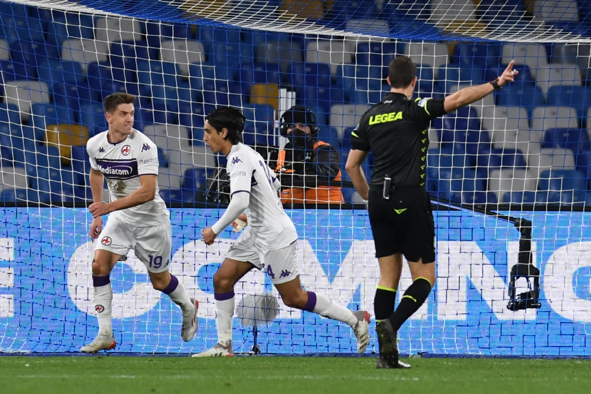 Krzysztof Piątek zdobył bramkę w debiucie w Fiorentinie, a jego zespół pokonał na wyjeździe Napoli 5:2 po dogrywce i awansował do ćwierćfinału piłkarskiego Pucharu Włoch. W pierwszej połowie czerwoną kartką zobaczył bramkarz gości Bartłomiej Drągowski, ale rywale kończyli w dziewiątkę.