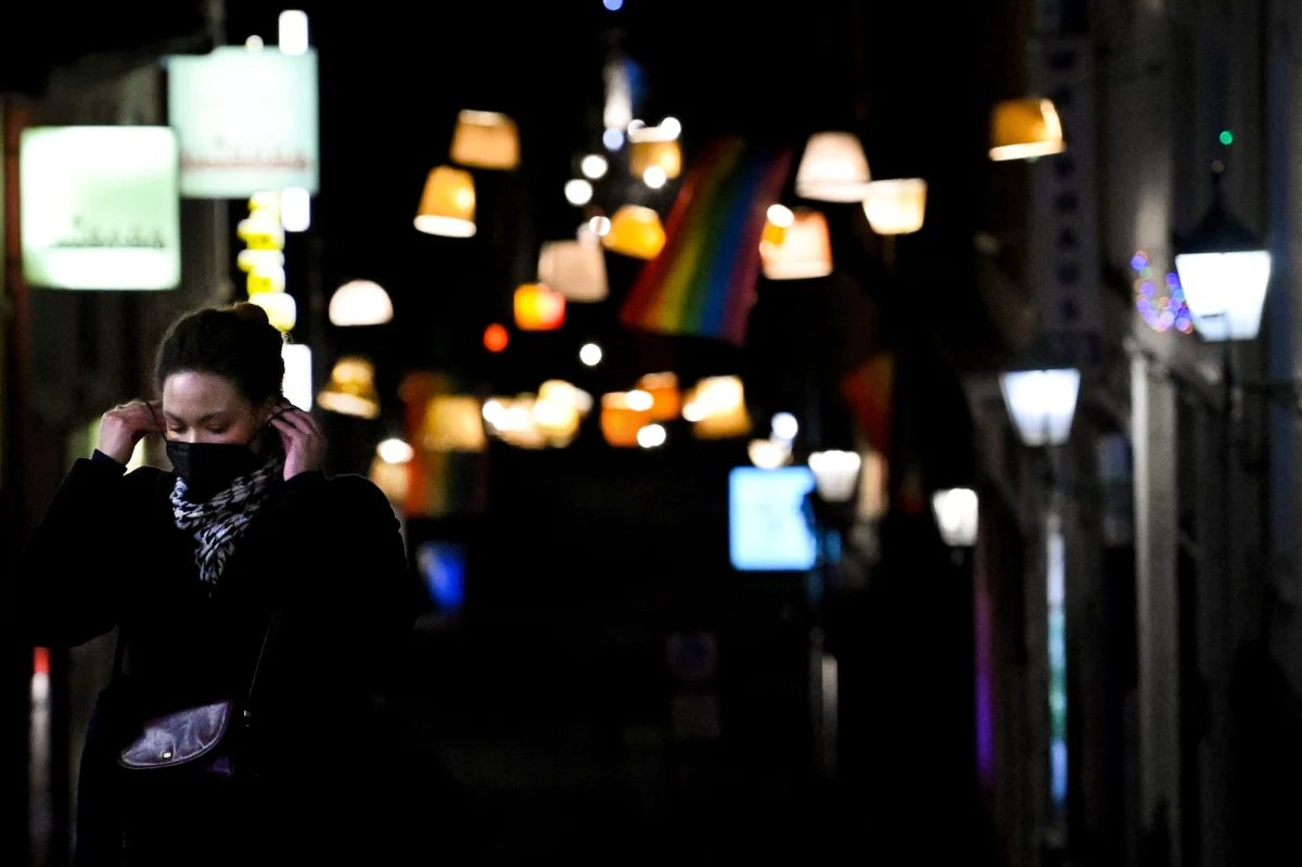 Dobowa liczba nowych zakażeń koronawirusem po raz pierwszy przekroczyła w Niemczech 90 tysięcy. Jak podał w piątek rano Instytut Roberta Kocha (RKI), w ciągu ostatnich 24 godziny zarejestrowano w RFN 92 223 nowe infekcje.