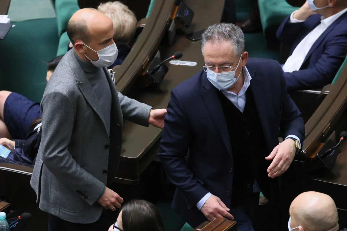 "Trzeba być ślepym, żeby nie widzieć, ze się toczy kampania przeciwko opozycji: insynuacji, kłamstw, ataków" – mówił Bartłomiej Sienkiewicz w Sejmie w czwartek w rozmowie z dziennikarzami. Po środowych obradach internet obiegło nagranie z sali plenarnej, po którym pojawiły się insynuacje, że poseł jest pod wpływem alkoholu.