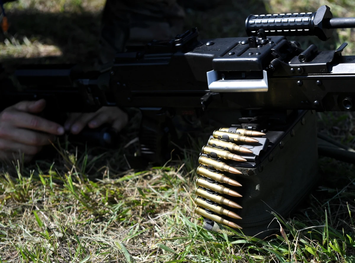 O wycieku bazy zasobów polskiego wojska informuje - powołując się na dwa niezależne źródła związane ze służbami specjalnymi - portal Onet. "Niektóre informacje są niezwykle cenne dla obcych wywiadów. Według naszego informatora, specjalisty od cyberbezpieczeństwa, bazę ściągali już użytkownicy z kilkunastu krajów, w tym z Rosji i Chin" - podkreśla. Resort obrony narodowej stwierdził, że nie wyciekły żadne tajne informacje. Jednocześnie przyznał, że Żandarmeria Wojskowa prowadzi postępowanie wyjaśniające, w jaki sposób wojskowe dane znalazły się na nieautoryzowanych serwerach.