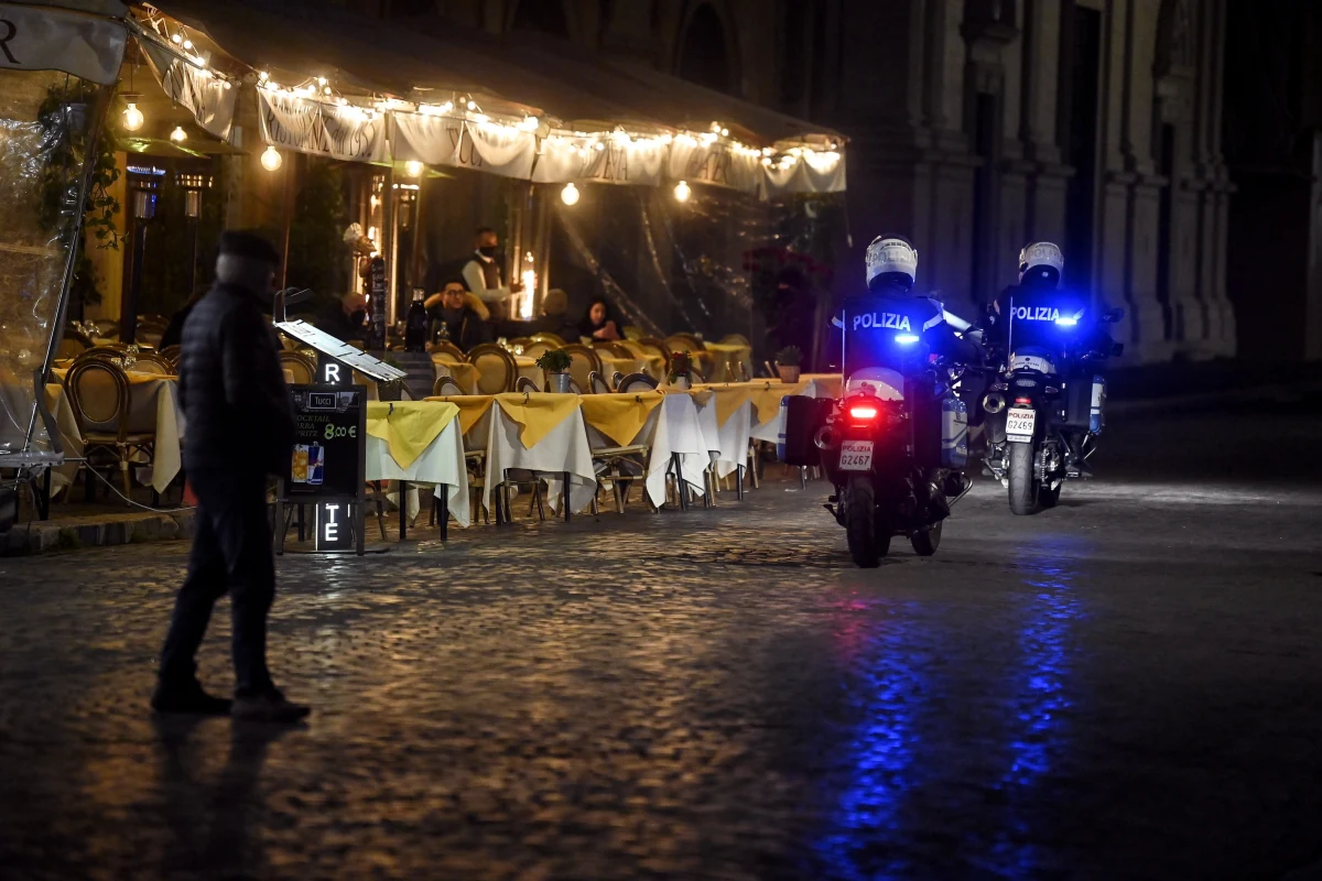 W Rzymie z powodu pandemii zaczyna brakować kierowców autobusów. Rośnie liczba pracowników, którzy z powodu zakażania lub kwarantanny nie mogą wykonywać swoich obowiązków. Z tego powodu część kursów może być zagrożonych. Zakład transportu miejskiego rozważa możliwość wezwania na pomoc wojska.