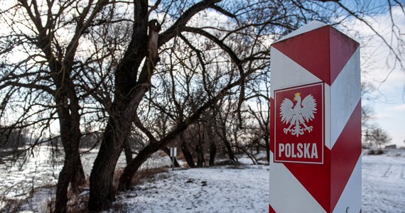 Funkcjonariusze Nadbużańskiego Oddziału Straży Granicznej z placówki Straży w Sławatyczach zatrzymali 9 osób w sprawie grupy przestępczej zajmującej się organizowaniem nielegalnego przekraczania granicy Polski z Białorusią. Kierowcy zarobili na tym 4,3 mln euro.