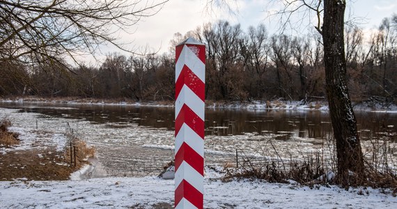 Pierwsza łopata na budowie płotu granicznego z Białorusią zostanie wbita w ostatnich dniach stycznia lub na samym początku lutego. Takie informacje w Budimeksie - głównej firmie, z którą straż graniczna podpisała umowy na tę inwestycje - usłyszał dziennikarz RMF FM Krzysztof Zasada. 