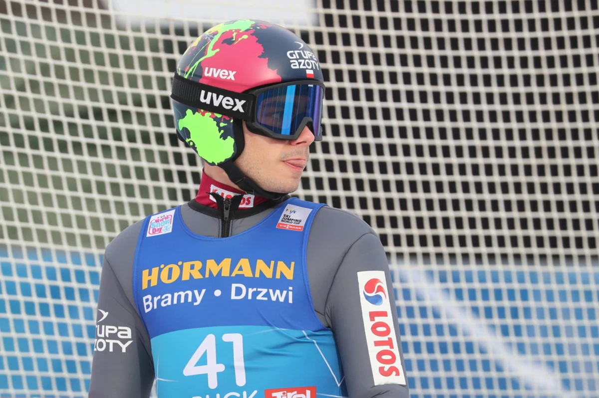 Wreszcie mamy pocieszające wiadomości z obozu polskich skoczków. Jakub Wolny będzie mógł wziąć udział w konkurach Pucharu Świata w Zakopanem. Czwartkowy wynik jego testu na koronawirusa co prawda dał wynik niejednoznaczny, ale kolejny okazał się negatywny. Co ciekawe, także Paweł Wąsek będzie mógł skakać.