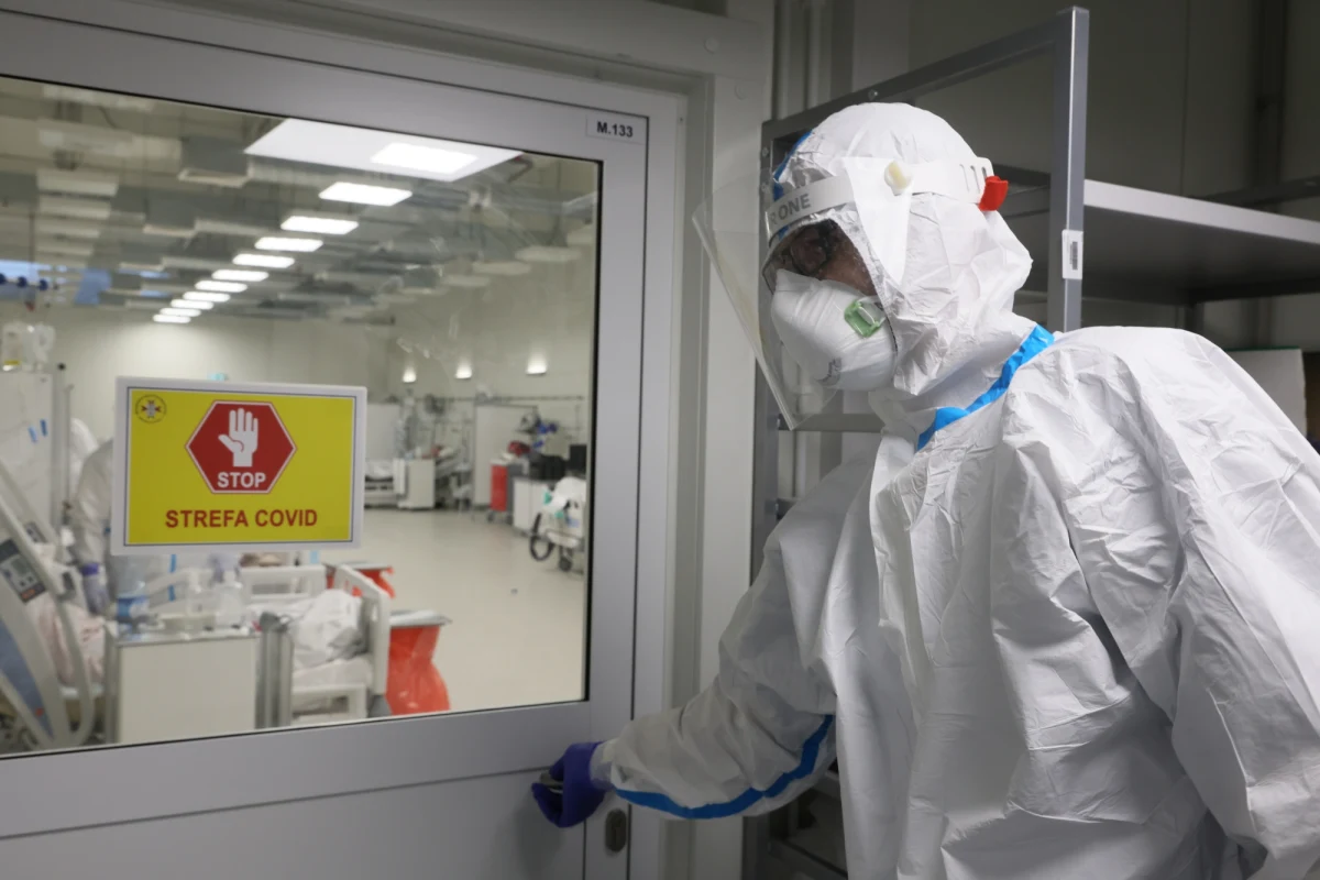 Ministerstwo Zdrowia przedstawiło najnowsze dane o epidemii w Polsce. W ciągu ostatniej doby odnotowano 16 047 nowych zakażeń koronawirusem i 423 zgony na Covid-19. W szpitalach przebywa 15 656 chorych. Połowa dostępnych dla pacjentów z Covid-19 łóżek jest już zajęta. 