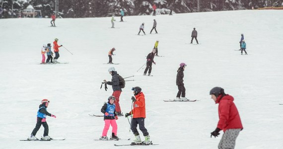 W pięciu województwach zaczynają się ferie zimowe. Jako pierwsi - już od 15 do 30 stycznia - odpoczywać będą uczniowie z kujawsko-pomorskiego, lubuskiego, małopolskiego, świętokrzyskiego i wielkopolskiego. Są wytyczne dla organizatorów wypoczynku dla dzieci i młodzieży. Na drogach ruszają kontrole autokarów. 
