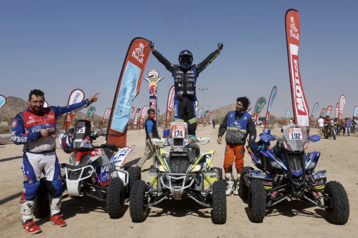 ​Kamil Wiśniewski (Yamaha Raptor 700) na podium 44. Rajdu Dakar. Polak zajął trzecie miejsce w rywalizacji kierowców quadów. Wśród kierowców samochodów triumfował Katarczyk Nasser al-Attiyah (Toyota). Rywalizację motocyklistów wygrał Brytyjczyk Sam Sunderland (GasGas).
