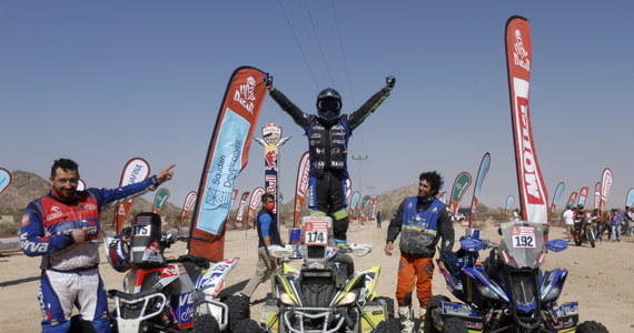 ​Kamil Wiśniewski (Yamaha Raptor 700) na podium 44. Rajdu Dakar. Polak zajął trzecie miejsce w rywalizacji kierowców quadów. Wśród kierowców samochodów triumfował Katarczyk Nasser al-Attiyah (Toyota). Rywalizację motocyklistów wygrał Brytyjczyk Sam Sunderland (GasGas).
