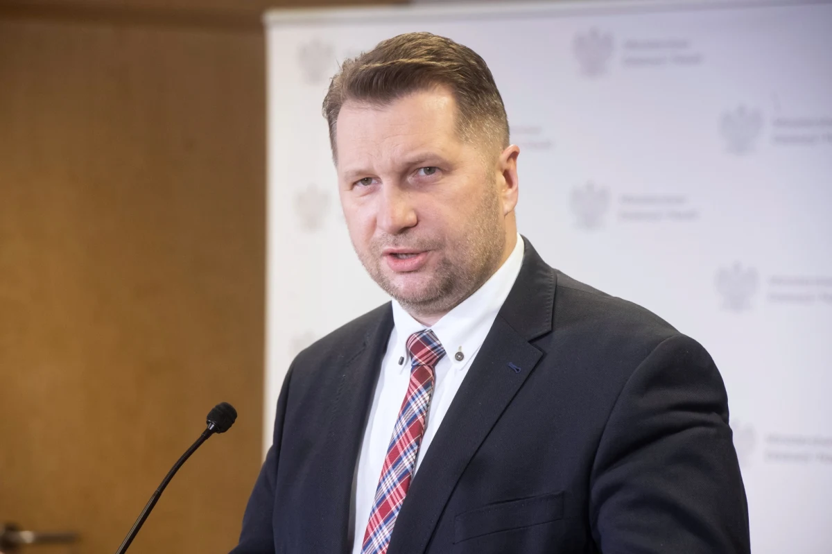 W przyszłym tygodniu planowane jest spotkanie prezydenta Andrzeja Dudy z ministrem edukacji i nauki Przemysławem Czarnkiem. Jednym z tematów rozmowy będzie, przyjęta wczoraj przez Sejm, nowelizacja prawa oświatowego, przez krytyków nazywana "lex Czarnek". Ustawa nadaje większe kompetencje kuratorom w zakresie powoływania i odwoływania dyrektorów szkół oraz umożliwia nadzór nad zajęciami pozalekcyjnymi.