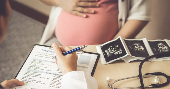 U kobiet w ciąży zakażonych koronawirusem SARS-CoV-2 do powikłań dochodzi najczęściej, gdy zachorują na Covid-19 w ostatnim miesiącu przed porodem. Wskazują to najnowsze badania specjalistów ze Szkocji i Nowej Zelandii. Podkreślają oni, że najlepszą ochronę zapewniają szczepienia.