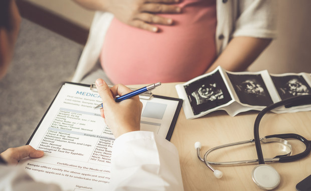 Ciąża po 30. roku życia niesie za sobą ryzyko powikłań. Zarówno dla matki, jak i dla dziecka. Po osiągnięciu przez kobietę pewnego wieku szansa na zapłodnienie maleje – do tego stopnia, że ciąża może nie dojść do skutku. Mimo, że kobieta jest jeszcze przed menopauzą. Nie oznacza to jednak, że kobiety po trzydziestce powinny rezygnować z planów prokreacyjnych. Stała opieka lekarska i wprowadzenie odpowiednich działań prewencyjnych pozwala na wyeliminowanie dużej części potencjalnych zagrożeń i trudności. Mówi o tym ginekolog-położnik Andrzej Zmaczyński.