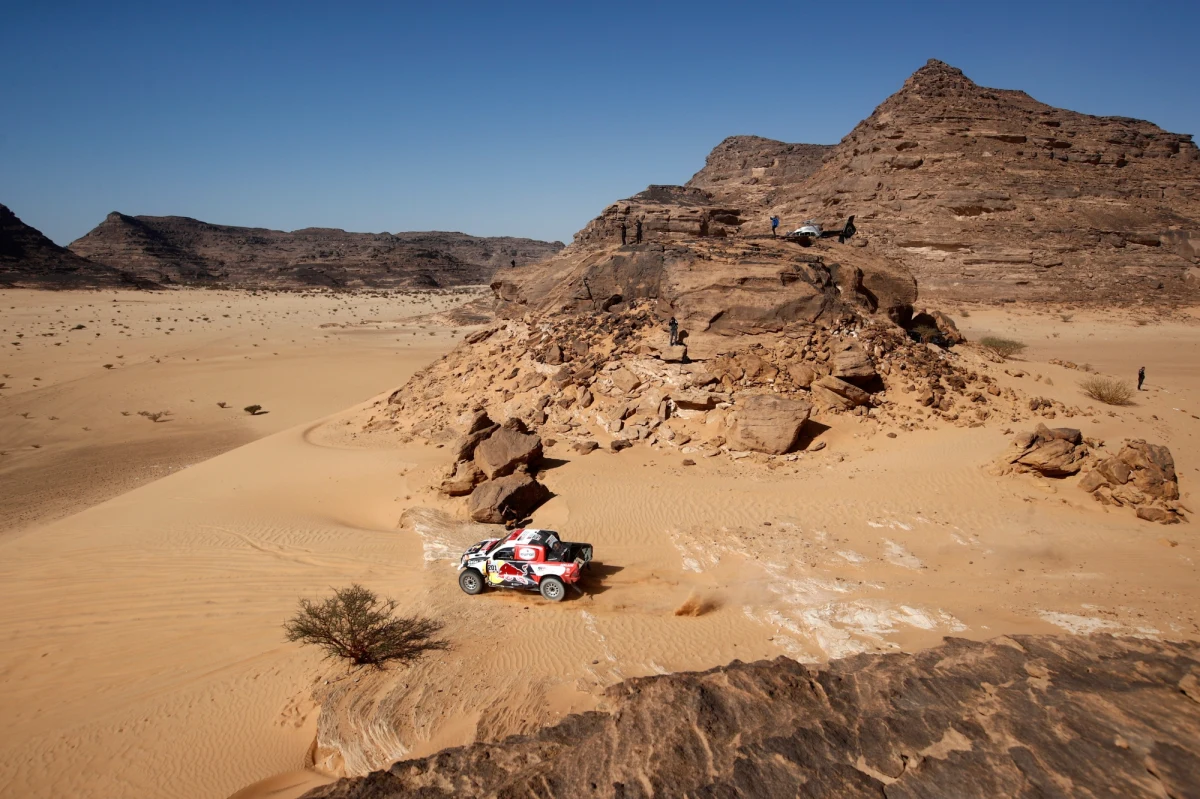 W tragicznym wypadku drogowym zginął w piątek w Arabii Saudyjskiej francuski mechanik 20-letni Quentin Lavallee - potwierdzili organizatorzy Rajdu Dakar.