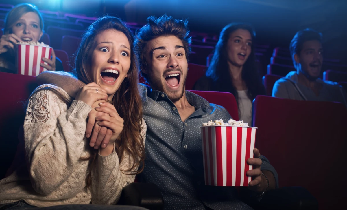 Jak co tydzień w piątek, w dniu kinowych premier, warto sprawdzić co ciekawego na wielkim ekranie. Od 14 stycznia zobaczymy m.in. kontrowersyjny film "Titane", nagrodzony Złotą Palmą na 74. festiwalu w Cannes. W repertuarze pojawia się też nowy horror z serii "Krzyk", a także włoska komedia o nieważnych ślubach.