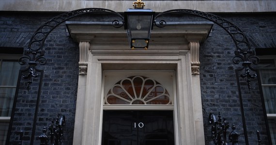 Biuro brytyjskiego premiera Borisa Johnsona przeprosiło królową Elżbietę II za dwie imprezy, które odbyły się na Downing Street w wieczór przed pogrzebem jej męża, księcia Filipa. W kraju trwała wtedy żałoba narodowa.