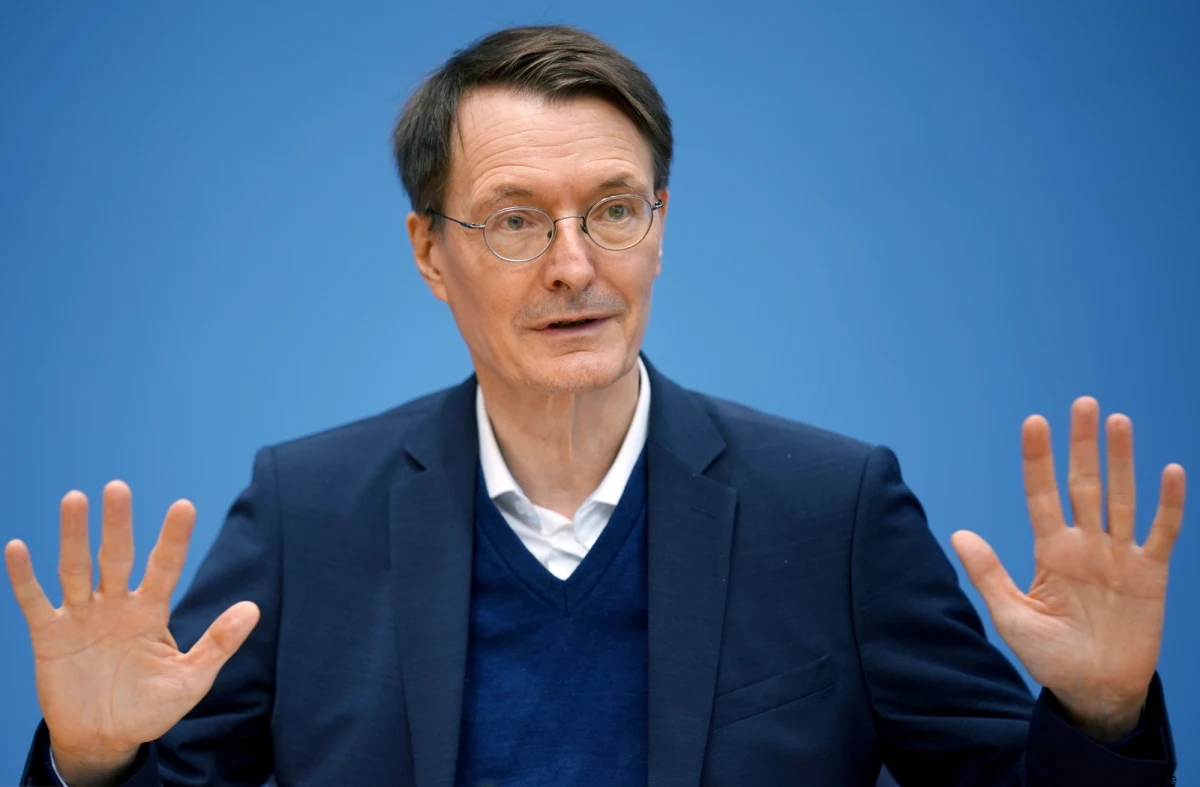 Minister zdrowia Niemiec Karl Lauterbach, szef Instytutu im. Roberta Kocha (RKI) Lothar Wieler i wirusolog z kliniki Charite Christian Drosten ostrzegali podczas piątkowej konferencji prasowej w Berlinie przed wariantem koronawirusa Omikron, który w ciągu kilku dni może całkowicie wyprzeć w RFN wariant Delta.