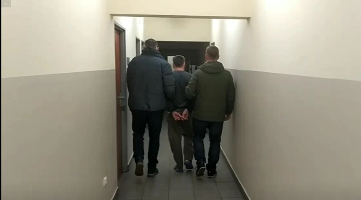 "Kara do 12 lat pozbawienia wolności grozi 34-latkowi, który w ubiegłym tygodniu miał zaczepiać dziesięcioletnią dziewczynkę i obnażać się przed nią" - poinformowała małopolska policja. Decyzją sądu mężczyzna został aresztowany.