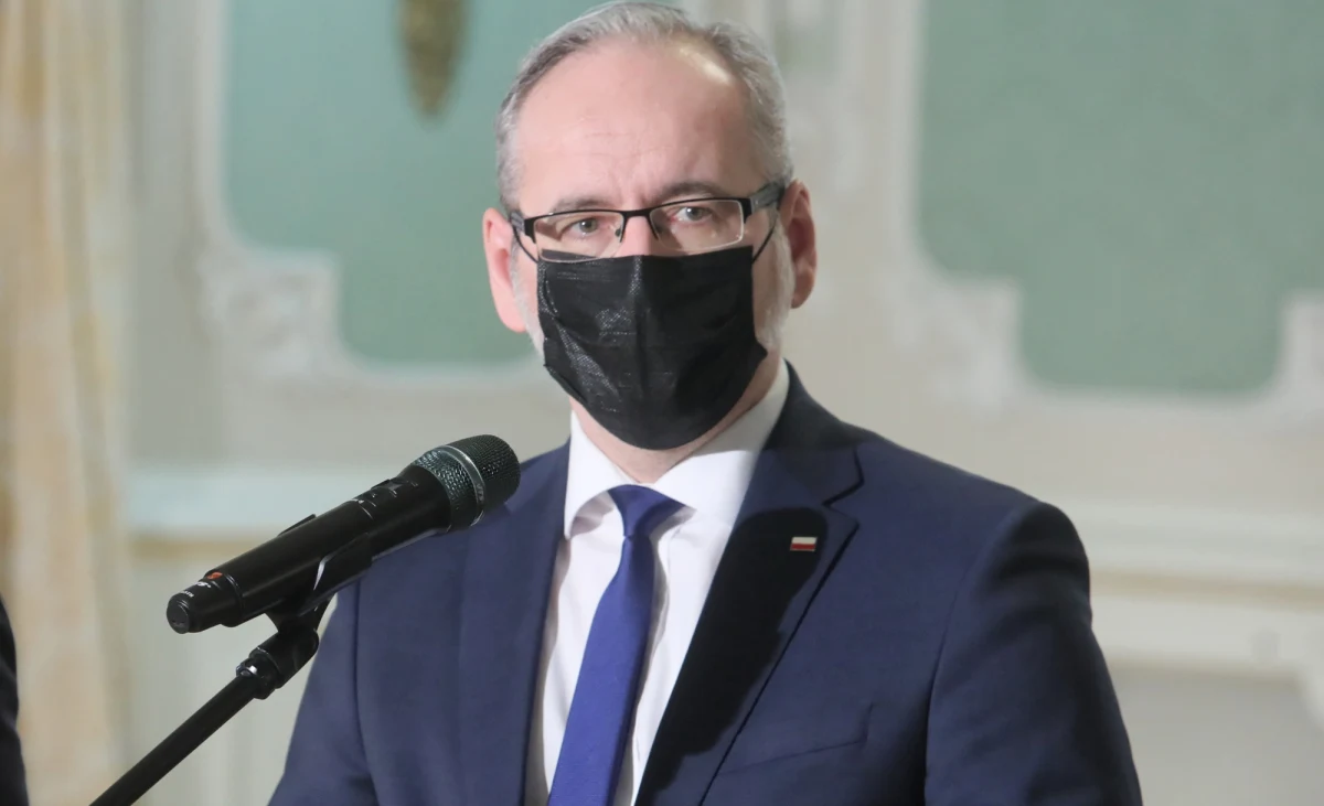Minister zdrowia Adam Niedzielski podziękował za współpracę wszystkim członkom Rady Medycznej, którzy w piątek złożyli rezygnację. "Ta decyzja, zgodnie ze wspólnymi deklaracjami na posiedzeniu RM, na pewno nie kończy naszych kontaktów" - napisał. Na poniedziałek zapowiedział szerszy komentarz w tej sprawie.
