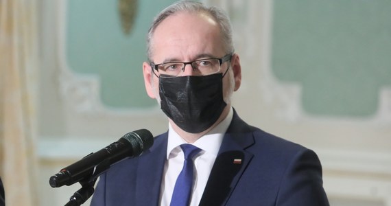 Minister zdrowia Adam Niedzielski podziękował za współpracę wszystkim członkom Rady Medycznej, którzy w piątek złożyli rezygnację. "Ta decyzja, zgodnie ze wspólnymi deklaracjami na posiedzeniu RM, na pewno nie kończy naszych kontaktów" - napisał. Na poniedziałek zapowiedział szerszy komentarz w tej sprawie.