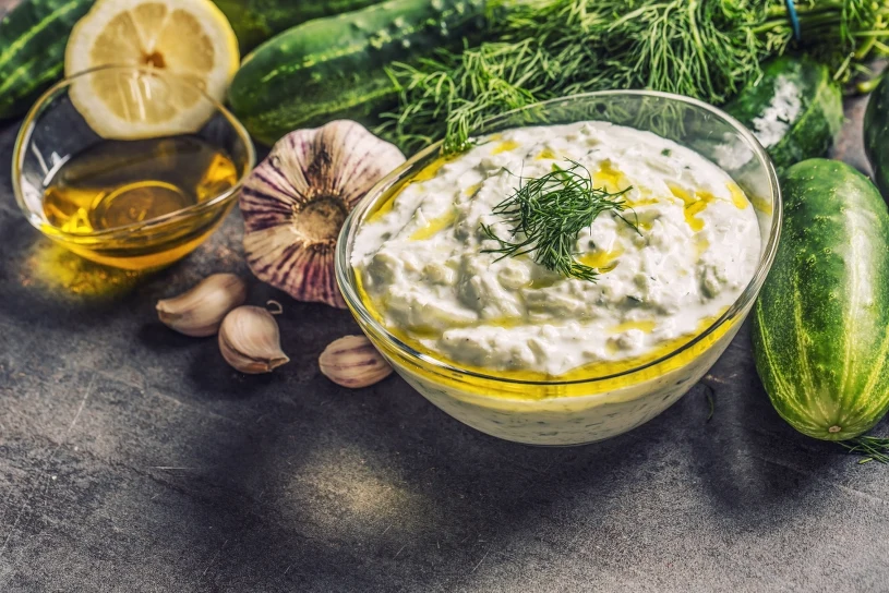 Tzatziki – grecki sos lekki na lato, bogaty w probiotyki
