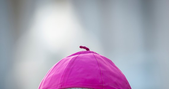 Sąd w Kottayam na południu Indii wydał wyrok uniewinniający w sprawie katolickiego biskupa oskarżonego o to, że przez dwa lata wielokrotne zgwałcił zakonnicę. W 2018 roku sprawa wywołała bezprecedensowe demonstracje poparcia dla kobiety ze strony aktywistów i innych zakonnic - pisze BBC.