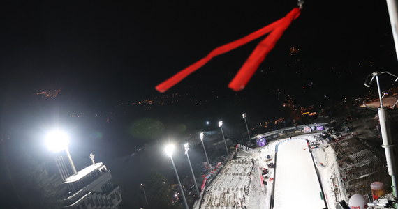 Z powodu złych warunków atmosferycznych odwołano kwalifikacje do konkursu Pucharu Świata w skokach narciarskich w Zakopanem - postanowiło jury zawodów. Wcześniej nie udało się dokończyć treningu.