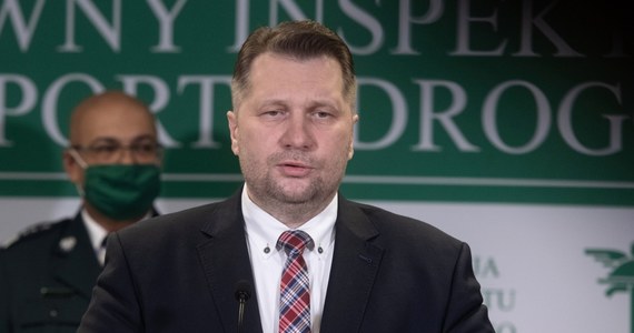 Trzeba być ostrożnym, stosować się do zaleceń, obserwować codziennie rzeczywistość, bo ona się zmienia - powiedział minister edukacji i nauki Przemysław Czarnek, pytany, co należy robić, by ferie zimowe były bezpieczne. Najlepiej zaszczepmy się wszyscy - wskazał.