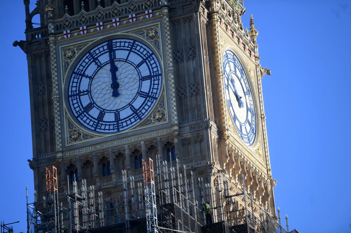 Brytyjski minister zdrowia Sajid Javid zapowiedział posłom Partii Konserwatywnej, że pod koniec stycznia w Anglii zniesione zostaną certyfikaty covidowe i zalecenie pracy z domu - podał w piątek "The Times". Stopniowe łagodzenie restrykcji ogłosił też rząd Walii.