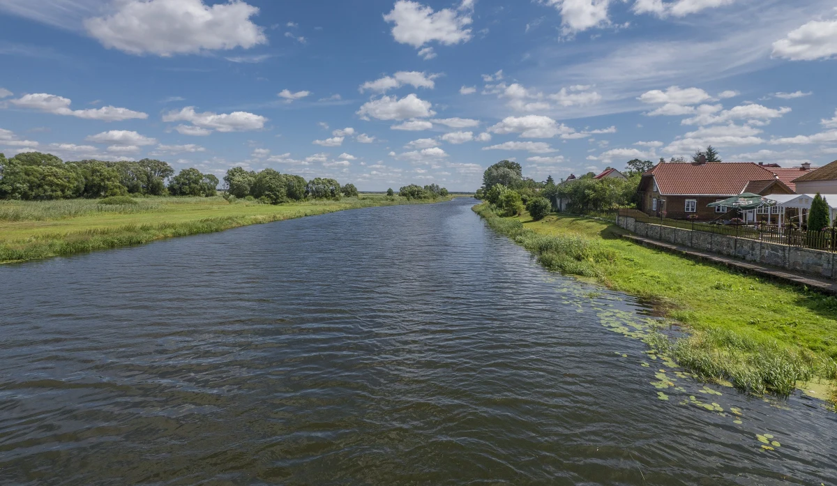 Samochód marki Skoda został wydobyty z wody i wyciągnięty na brzeg. W środku znaleziono ciało mężczyzny - powiedział PAP oficer prasowy komendanta Powiatowego Państwowej Straży Pożarnej w Legionowie mł. bryg. Łukasz Szulborski. Auto zostało przeszukane, nie ma w nim innych ofiar - dodał.