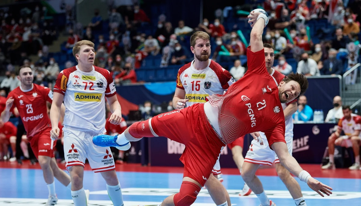 Polska wygrała w Bratysławie z Austrią 36:31 (17:14) .w meczu fazy wstępnej mistrzostw Europy piłkarzy ręcznych, których organizatorami są Słowacja i Węgry. W pierwszym spotkaniu grupy D Niemcy pokonały Białoruś 33:29 (17:18).