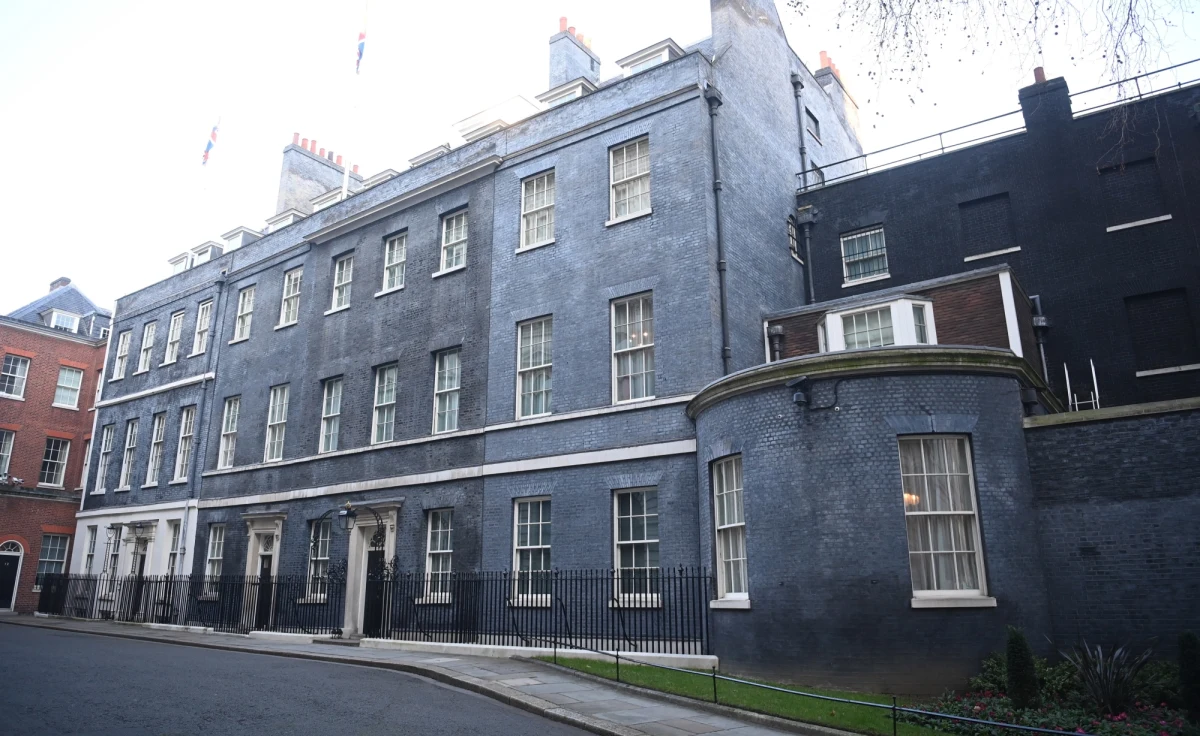 ​W biurze brytyjskiego premiera na Downing Street regularnie odbywały się alkoholowe spotkania, nazwane "winnymi piątkami", i nie zaprzestano ich po wprowadzeniu restrykcji covidowych, kiedy spotkania towarzyskie były zakazane - ujawnił w piątek "Daily Mirror".