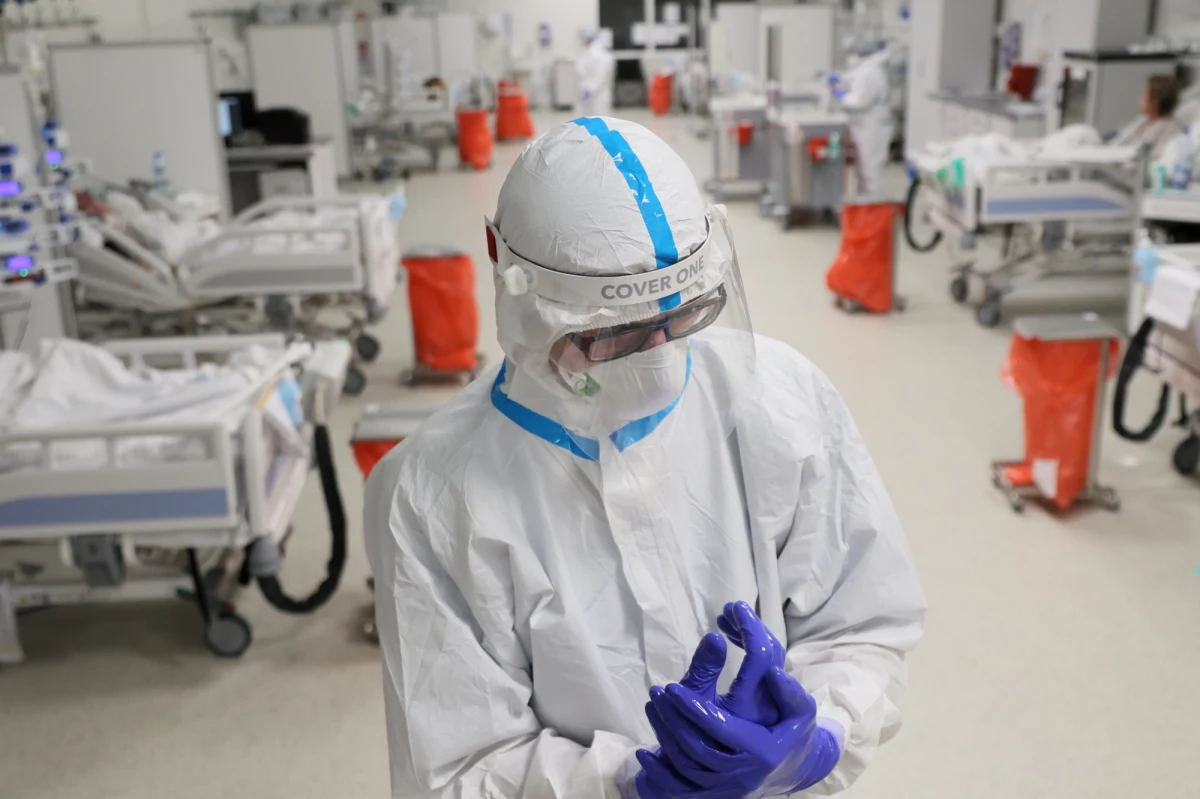 W ciągu ostatniej doby w Polsce odnotowano 16 896 zakażeń koronawirusem. Zmarło 429 pacjentów z Covid-19. Pod respiratorami przebywa 1 542 chorych. 