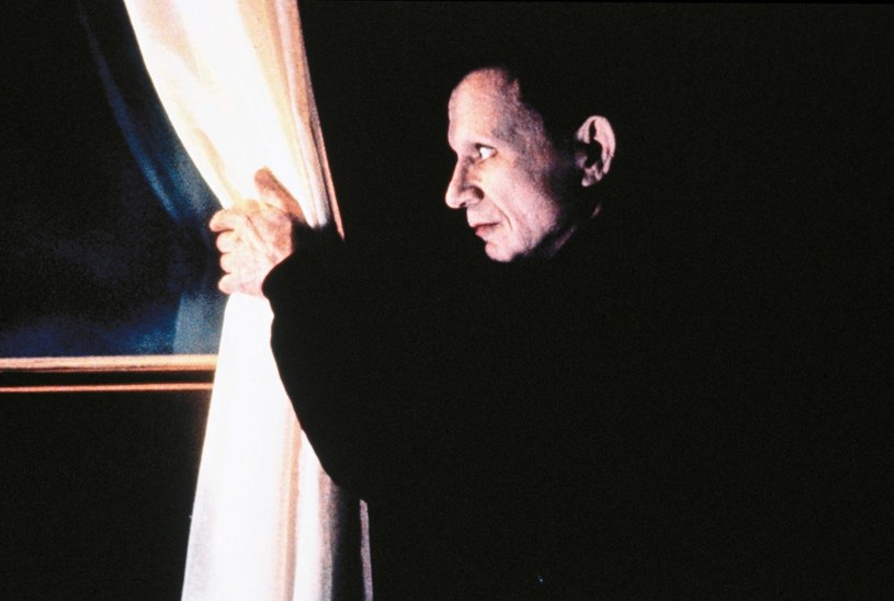 Film "Zagubiona autostrada" w reżyserii Davida Lyncha miał swoją światową premierę 15 stycznia 1997 roku. Był to kluczowy moment dla reżysera - jego kariera wisiała na włosku, a produkcja ta zdaniem krytyków miała rozsądzić, czy niekonwencjonalny artysta jest geniuszem, czy szarlatanem. Obraz po ćwierćwieczu wciąż fascynuje.