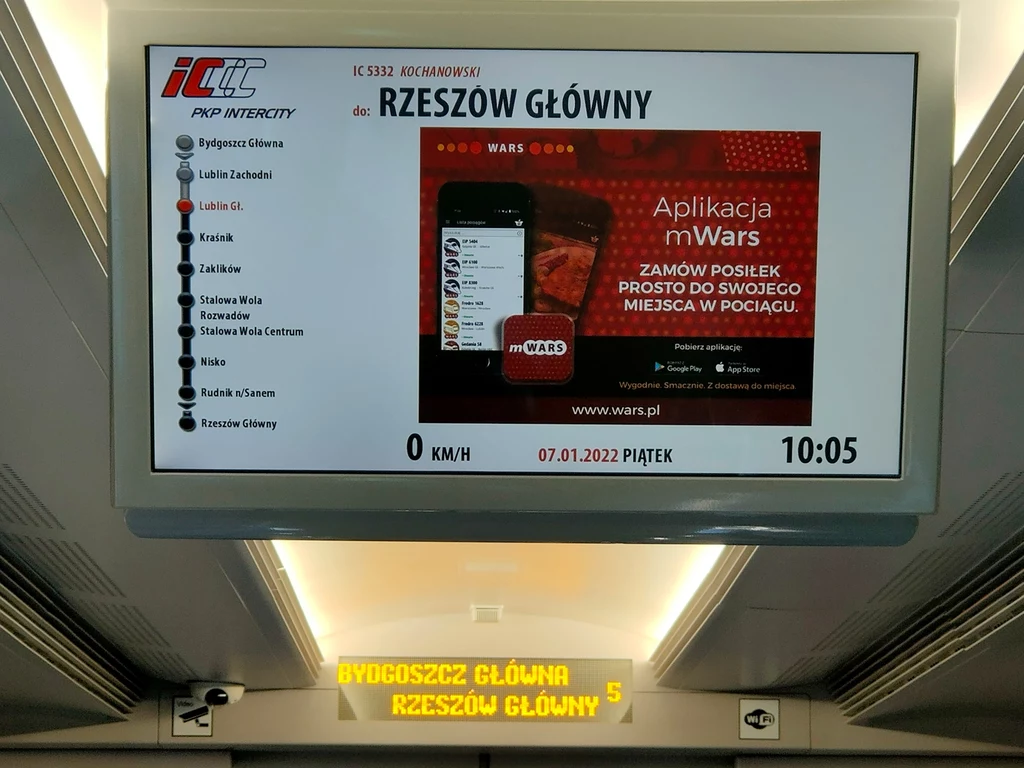 Ogłoszenia zachęcające do skorzystania z aplikacji mWars pojawiają się m.in. na ekranach we wnętrzach wagonów, tuż obok trasy przejazdu