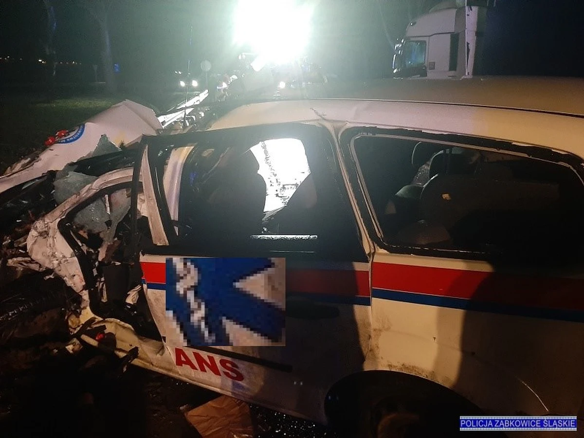 Policja i prokuratura wyjaśniają okoliczności wypadku, do którego doszło na drodze krajowej nr 8 pomiędzy miejscowościami Braszowice i Bardo. W zderzeniu trzech aut zginęła jedna osoba - kierowca ambulansu.  