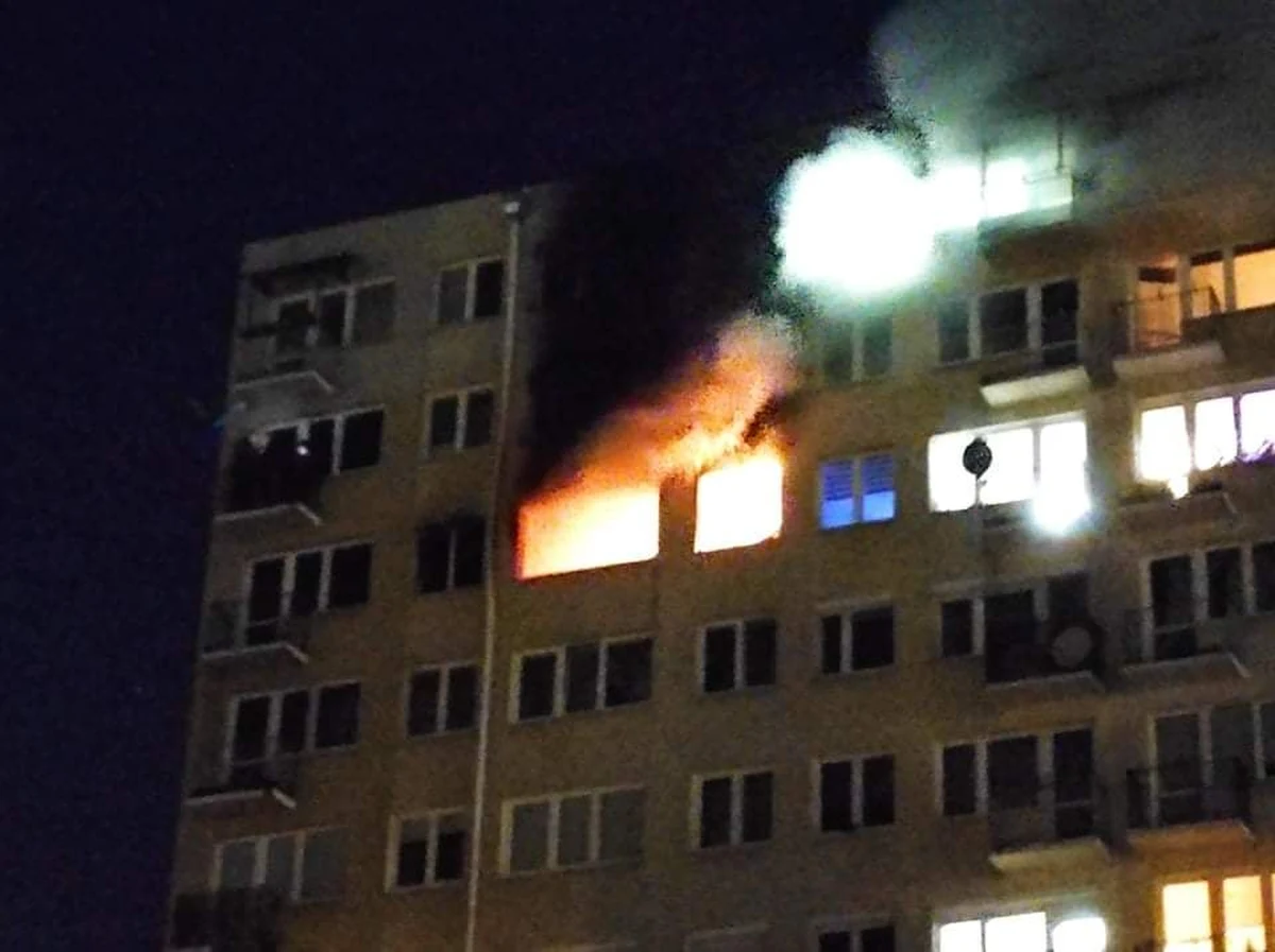 Kilka zastępów straży pożarnej walczy z pożarem przy ulicy Gagarina w Toruniu. Ewakuowani zostali mieszkańcy 11 lokali z bloku, w którym pojawił się ogień. 