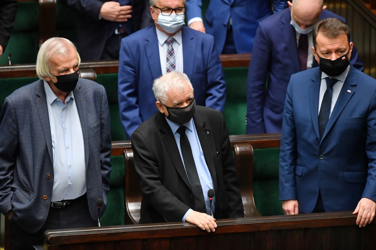 Gdyby wybory odbyły się w tę niedzielę, wygrałaby je Zjednoczona Prawica z poparciem na poziomie 30,1 proc. głosów - wynika z sondażu IBRiS dla Onetu. Mimo zwycięstwa miałaby jednak poważne problemy ze stworzeniem sejmowej większości - nawet przy założeniu, że weszłaby w koalicję z Konfederacją. 