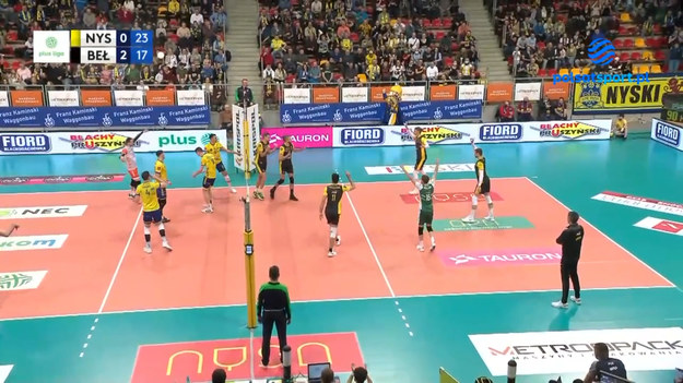 Skrót meczu 16. kolejki PlusLigi Stal Nysa – PGE Skra Bełchatów 1:3 (18:25, 18:25, 25:19, 22:25).

Stal Nysa: Zajder, Szwaradzki, Dębski, Komenda, Stahl, El Graoui, Bućko, Kramczyński, Ben Tara, M'Baye, Kwasowski, Schamlewski, Szczurek
Libero: Dembiec, Ruciak

PGE Skra Bełchatów: Kłos, Schulz, Kooy, Taht, Ebadipour, Adamczyk, Bieniek, Mitić, Czerwiński, Milczarek
Libero: Piechocki
