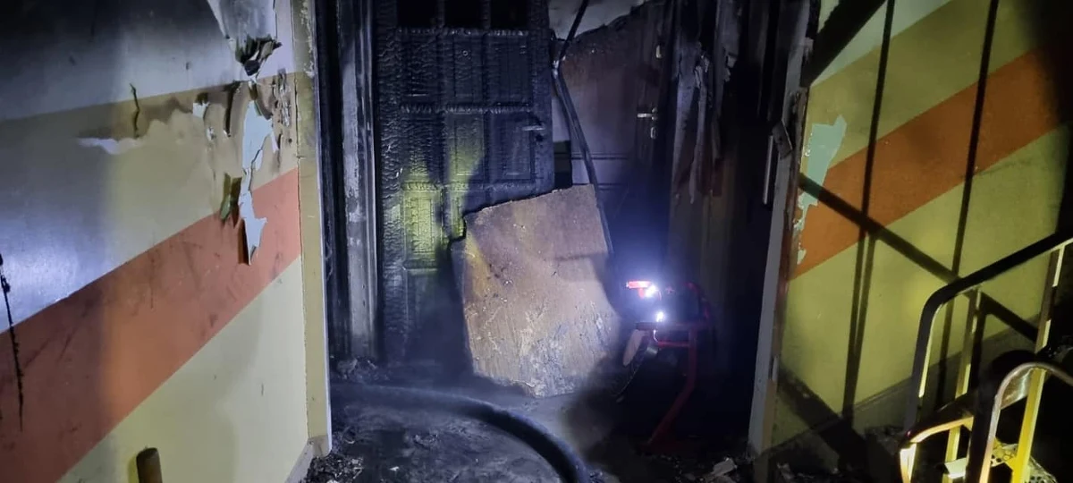 Zniszczenia w 12 mieszkaniach to efekt sobotniego pożaru w wieżowcu przy ul. Gagarina w Toruniu. Trzy osoby zostały poszkodowane. Mieszkańcy dwóch kondygnacji budynku nadal nie mogą wrócić do swoich lokali. 