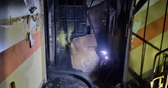 Zniszczenia w 12 mieszkaniach to efekt sobotniego pożaru w wieżowcu przy ul. Gagarina w Toruniu. Trzy osoby zostały poszkodowane. Mieszkańcy dwóch kondygnacji budynku nadal nie mogą wrócić do swoich lokali. 