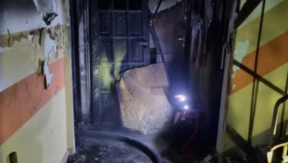 12 mieszkań ze zniszczeniami po pożarze w wieżowcu w Toruniu