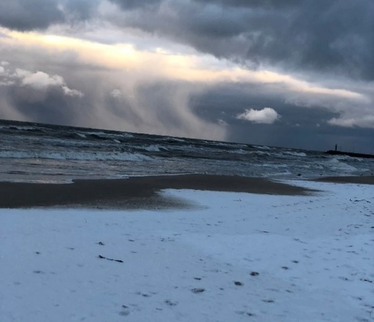 Rządowe Centrum Bezpieczeństwa ostrzega mieszkańców całej Polski przed silnym wiatrem w niedzielę wieczorem, w nocy oraz w poniedziałek.