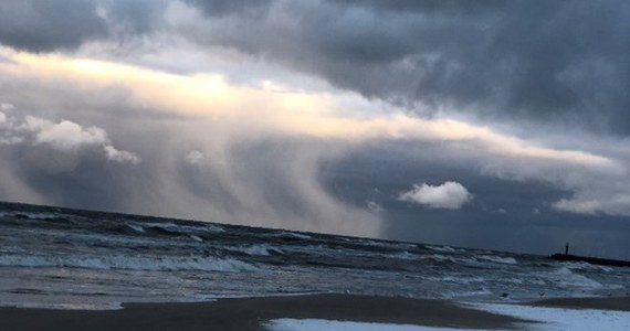 Rządowe Centrum Bezpieczeństwa ostrzega mieszkańców całej Polski przed silnym wiatrem w niedzielę wieczorem, w nocy oraz w poniedziałek.